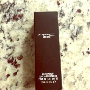 NIB MAC waterweight SPF 30 foundation - NC40